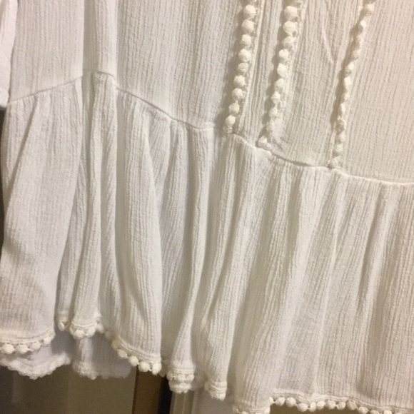 Adorable white top - Picture 3 of 4